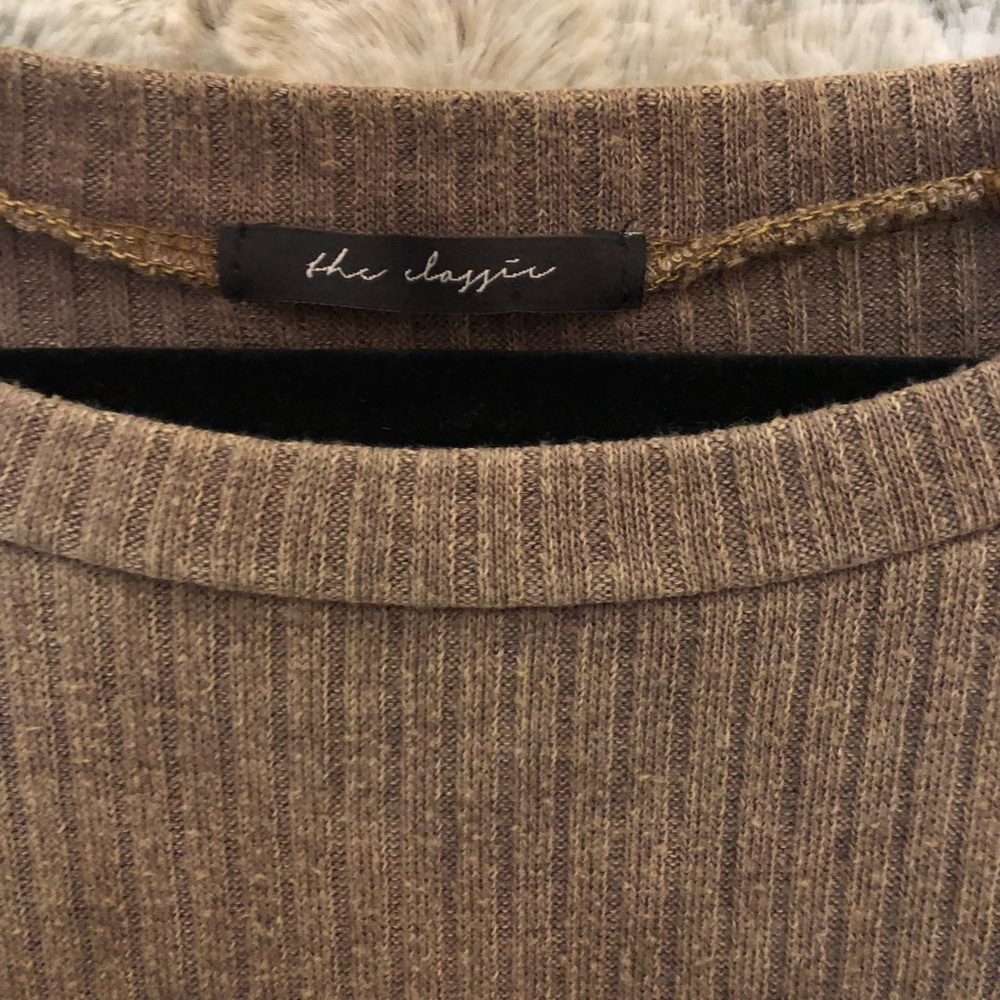 ✨Olive Ribbed Cold Shoulder Top✨ - Picture 2 of 4